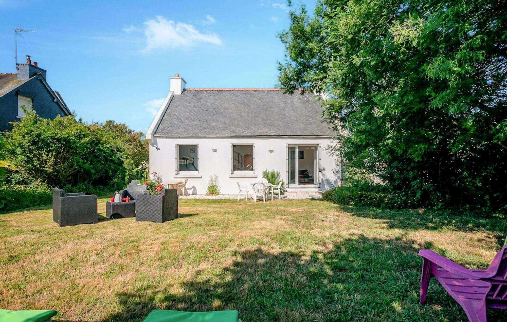 2 Bedroom Stunning Home In Ploumagoar Exterior photo